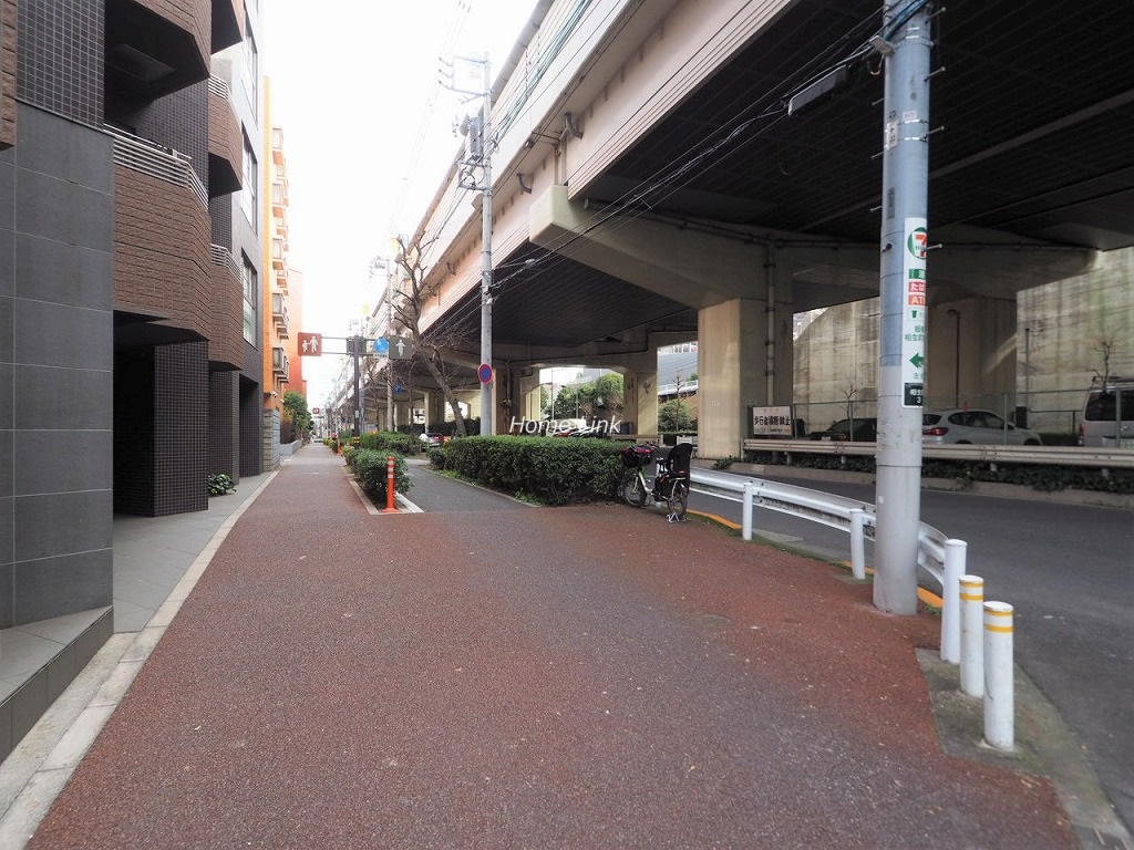 クアドロヌーヴェル　前面道路歩道