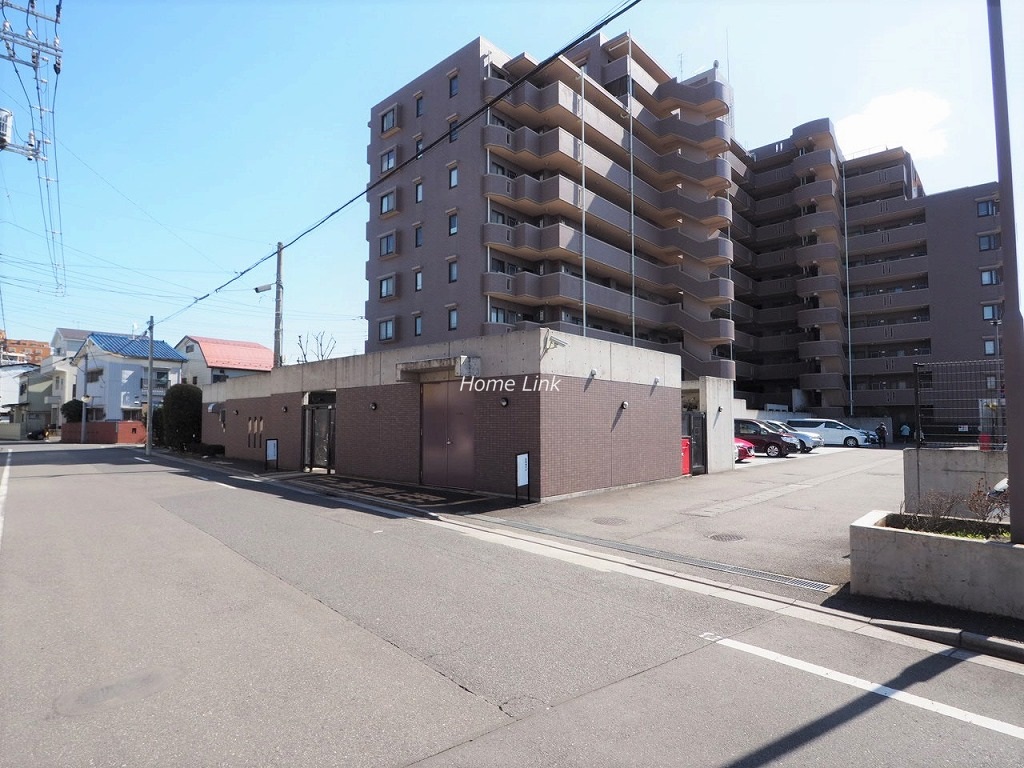 コスモ川口ガーデンスクエア　駐車場出入口
