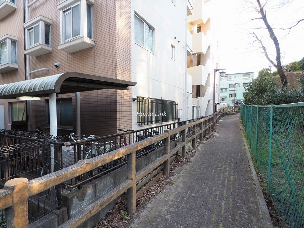 サングリーン赤塚の郷　マンション沿い遊歩道