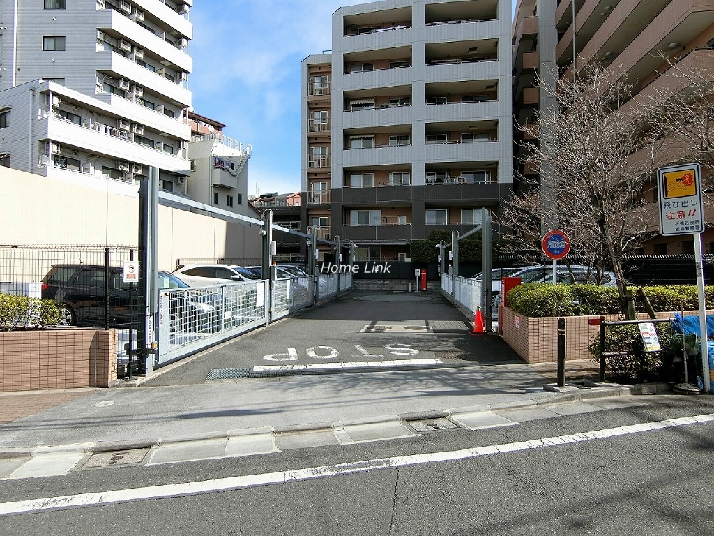 ジオときわ台プレミアムプレイス　駐車場出入口