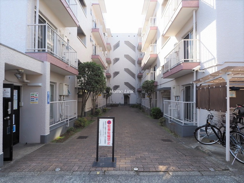 三田南常盤台コーポ エントランス前