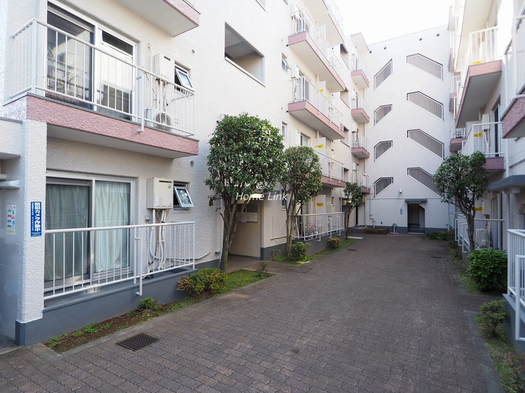 三田南常盤台コーポ エントランス前