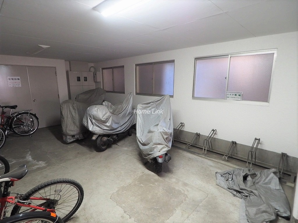 ハイネス成増 バイク置場