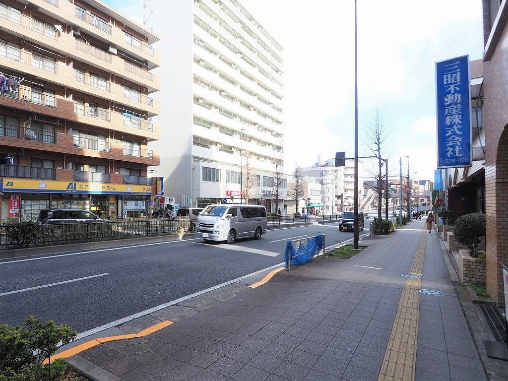 ハイネス成増 前面道路歩道