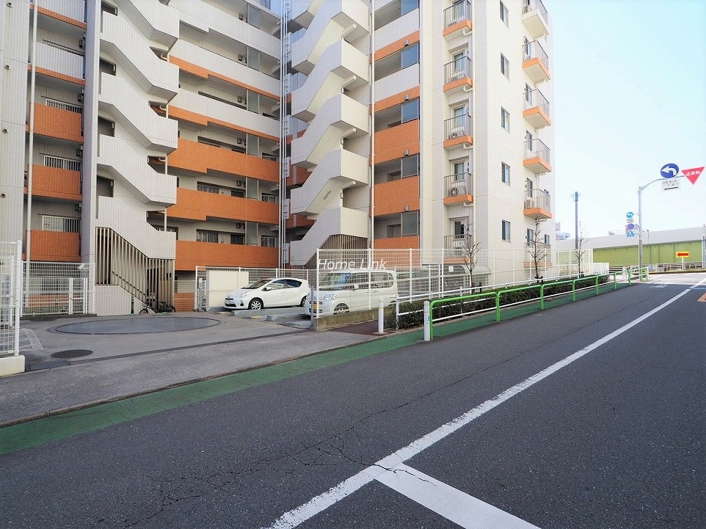 ベリスタ浮間舟渡　駐車場出入口