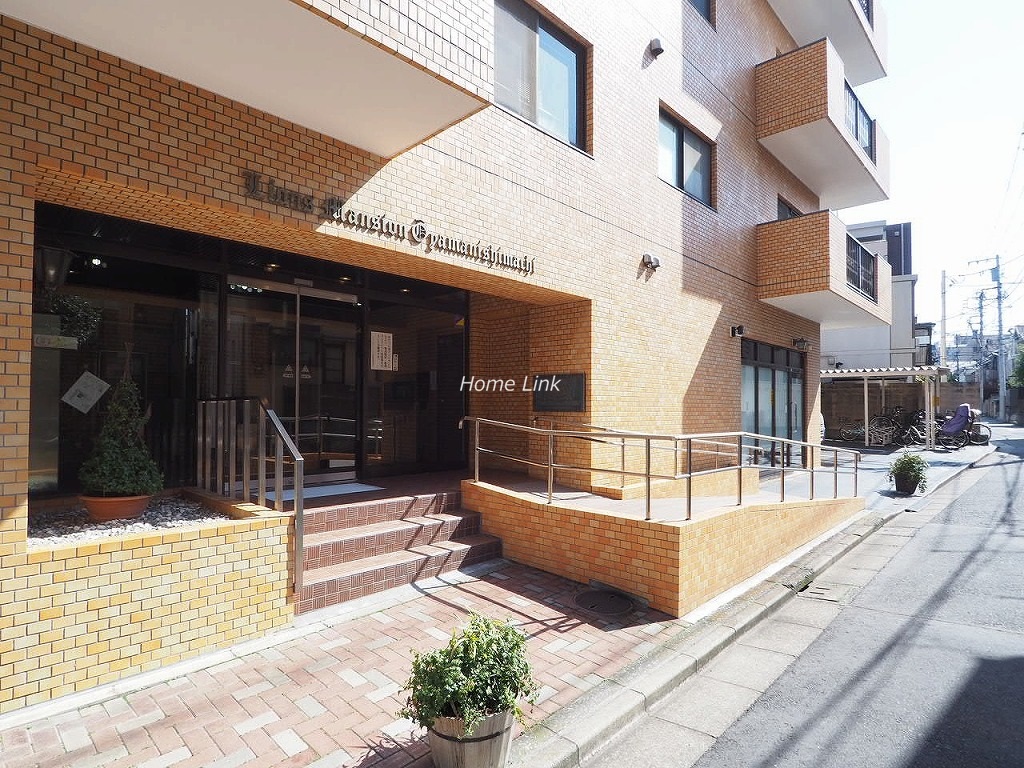 ライオンズマンション大山西町　エントランス前