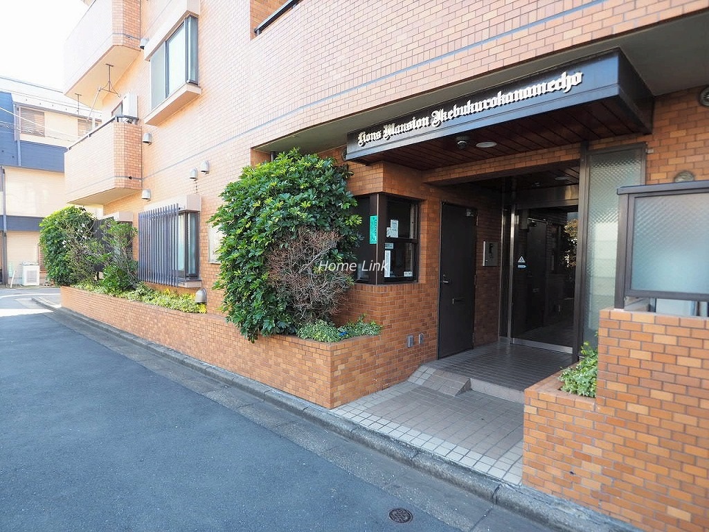 ライオンズマンション池袋要町　エントランス前