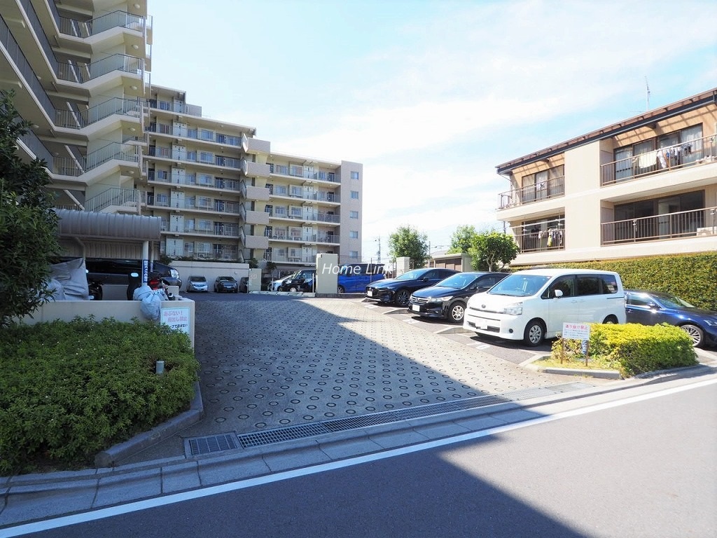 リビオ浦和上木崎グランセーヌ　駐車場出入口