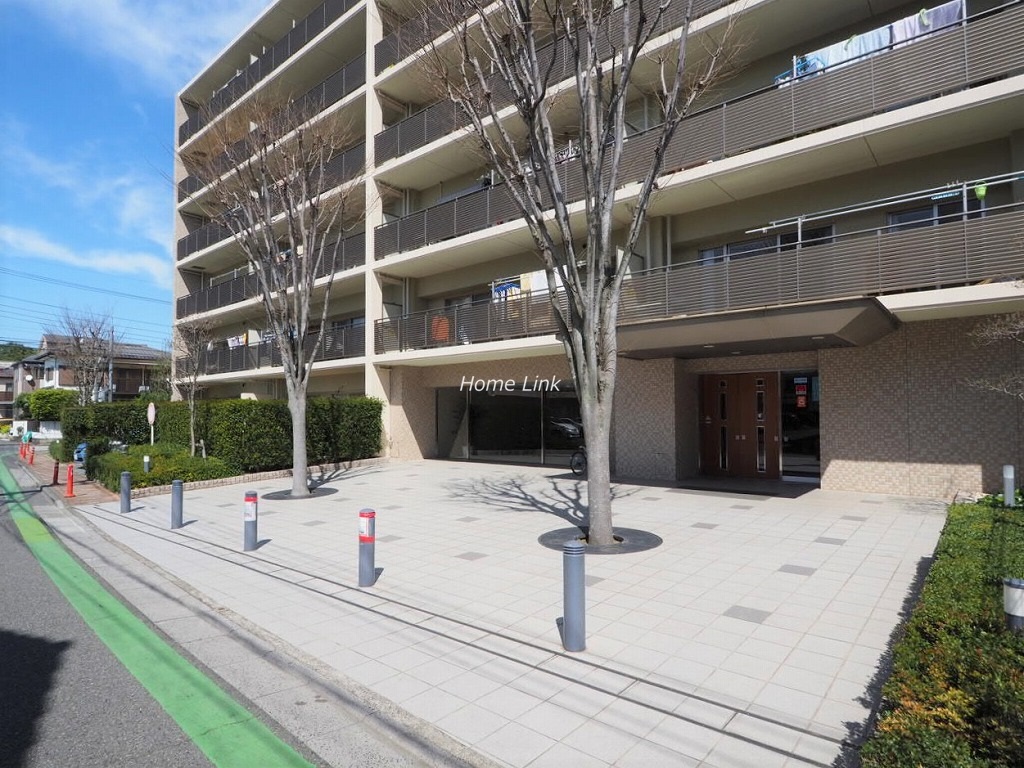 リビオ浦和上木崎グランセーヌ　エントランス前