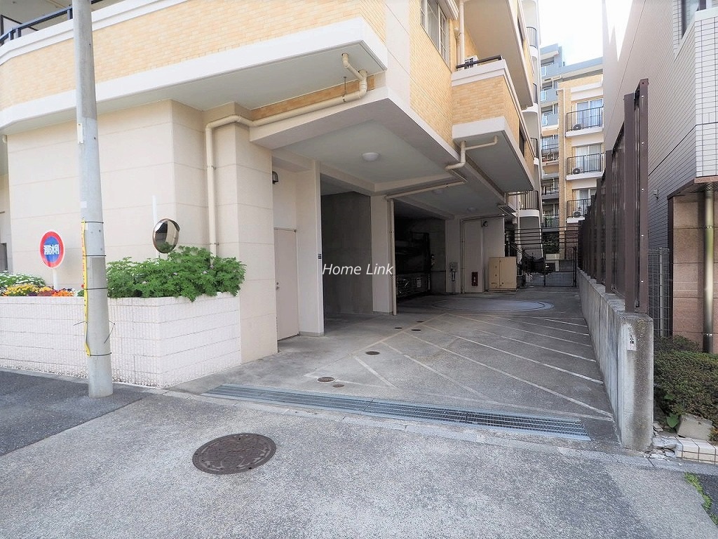 グランシティ志村坂上 駐車場出入口