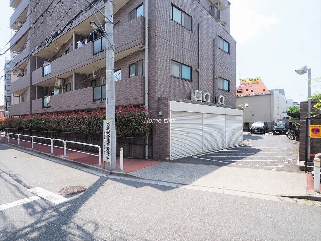 プレジャーガーデン上板橋 駐車場出入口