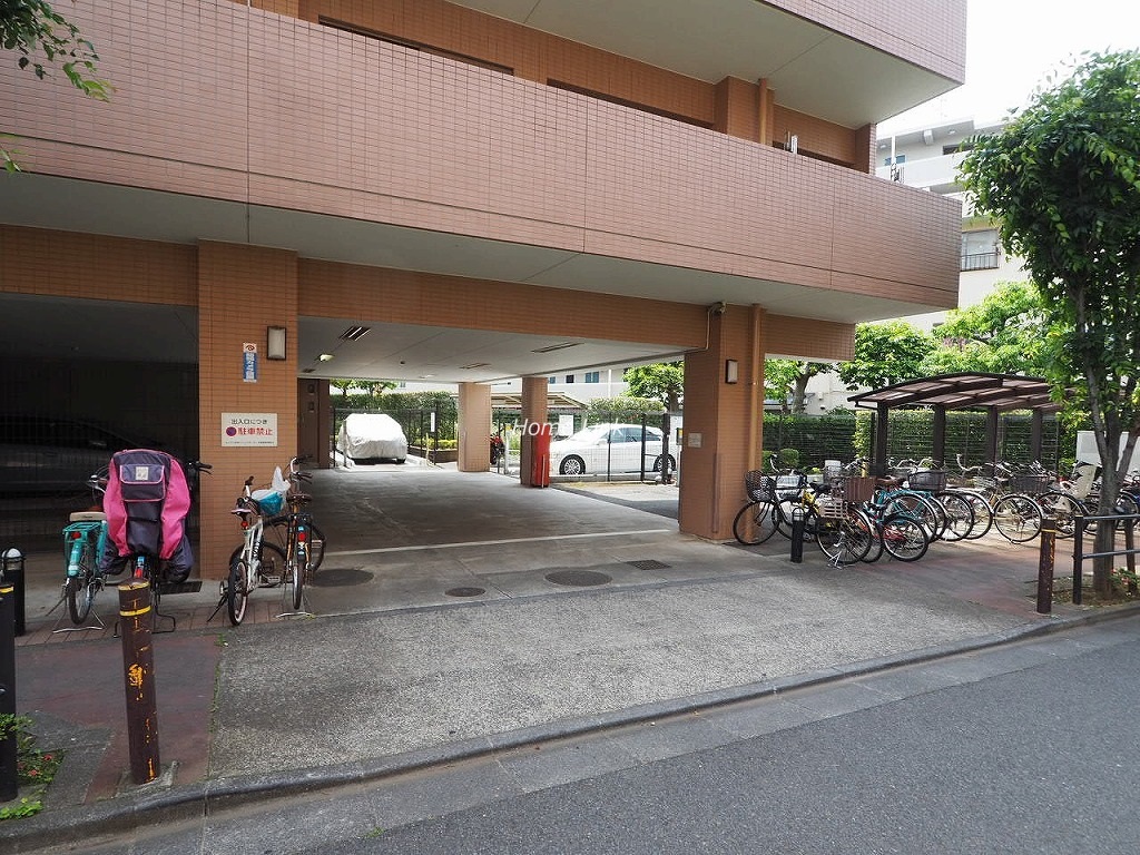 ルピナス赤塚ツインズガーデン弐番館 駐車場出入口