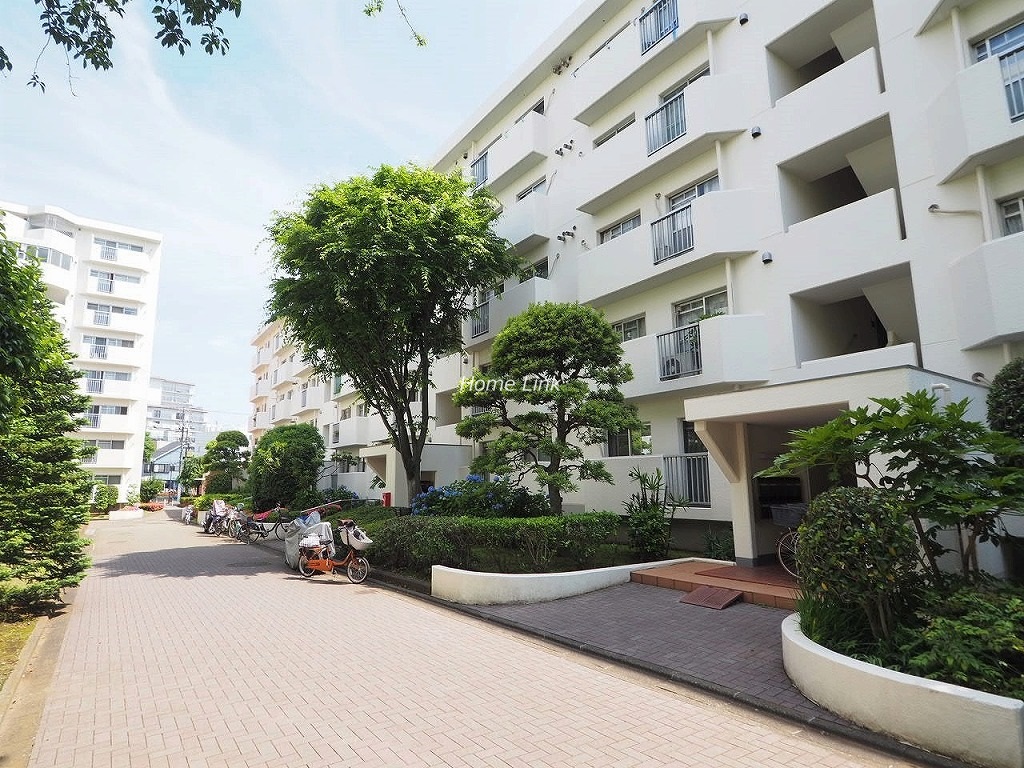 前野町ハイツ3号棟 エントランス前