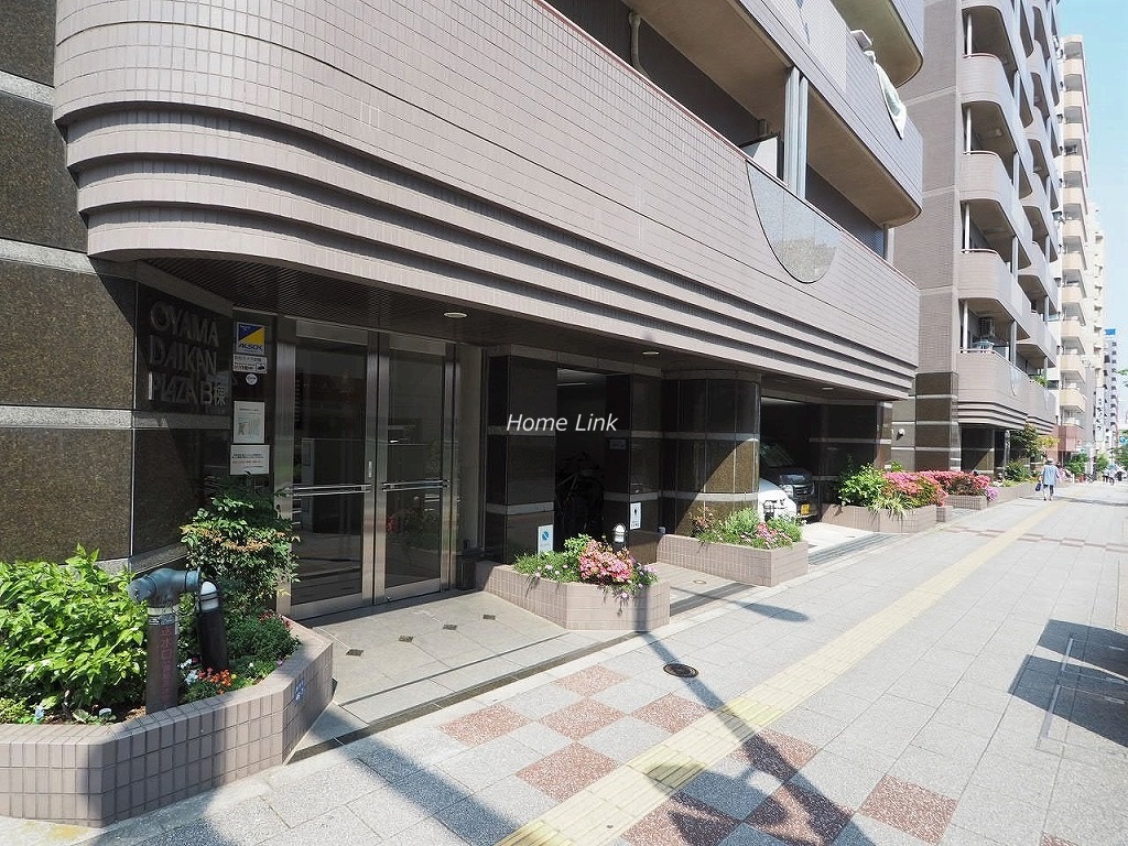 大山ダイカンプラザB棟　エントランス前