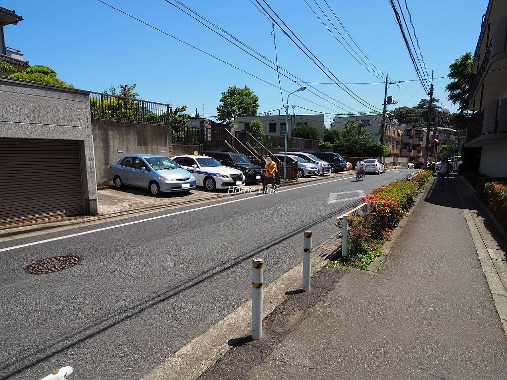 成増ハイライズ　前面道路歩道