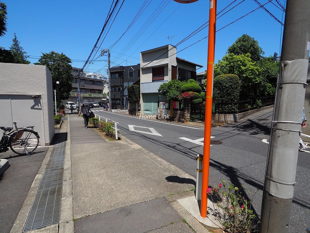 成増ハイライズ　前面道路歩道