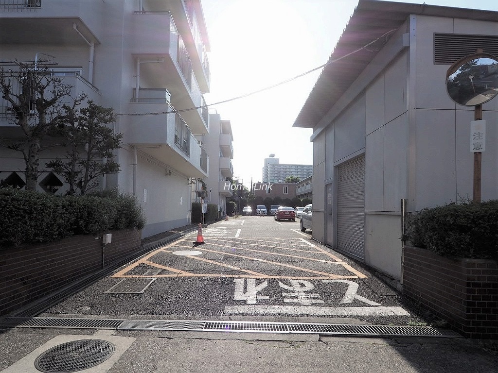 蓮根スカイマンション　駐車場出入口