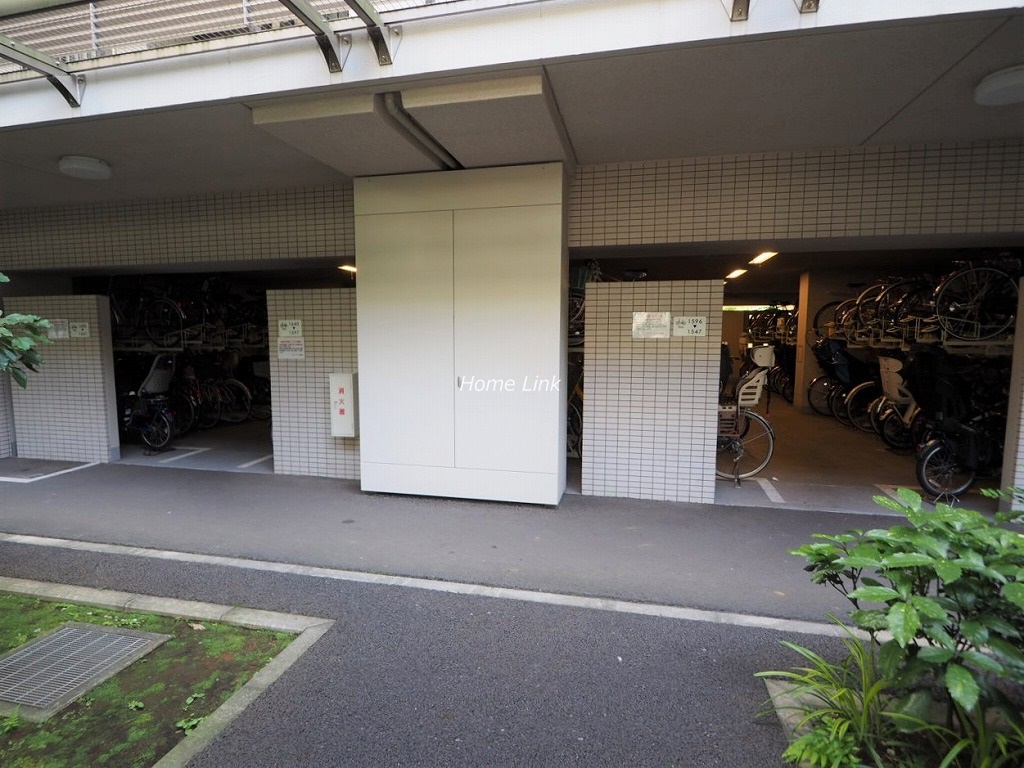 グランシンフォニアEAST棟　駐輪場出入口