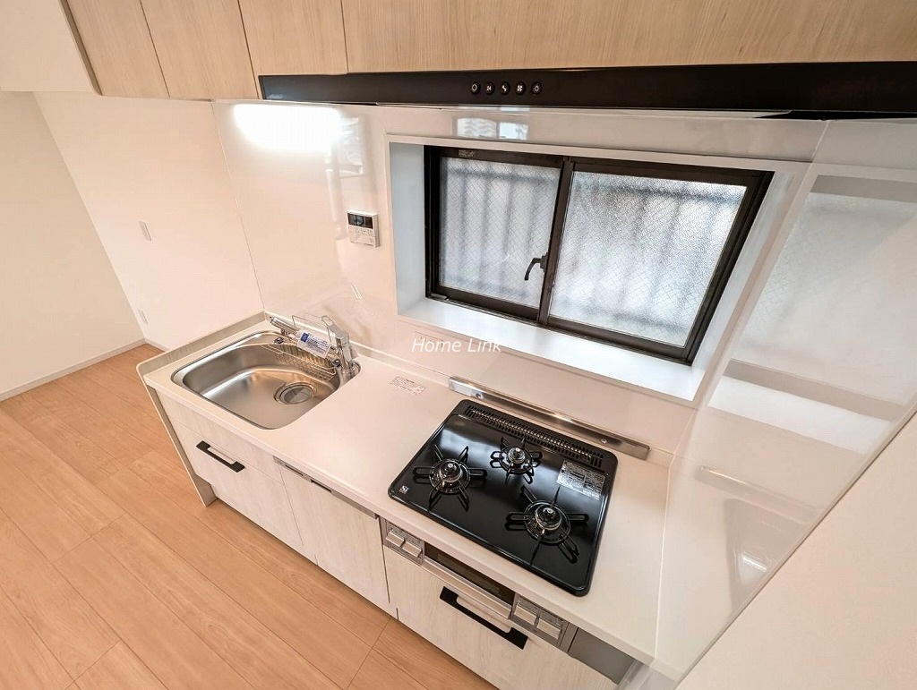 グランヴェルジェ蓮根6階　窓があり明るく換気しやすいキッチン