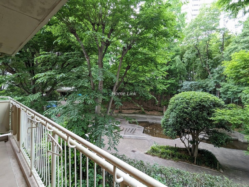 サンシティH棟2階 お部屋から豊かな緑と水辺の景色を望む