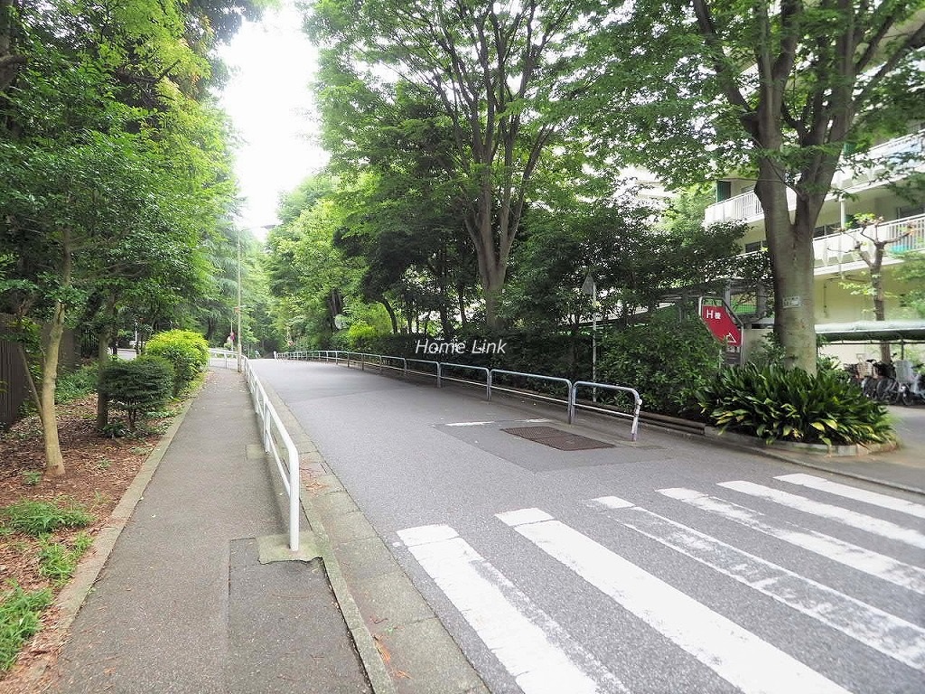 サンシティH棟 前面道路