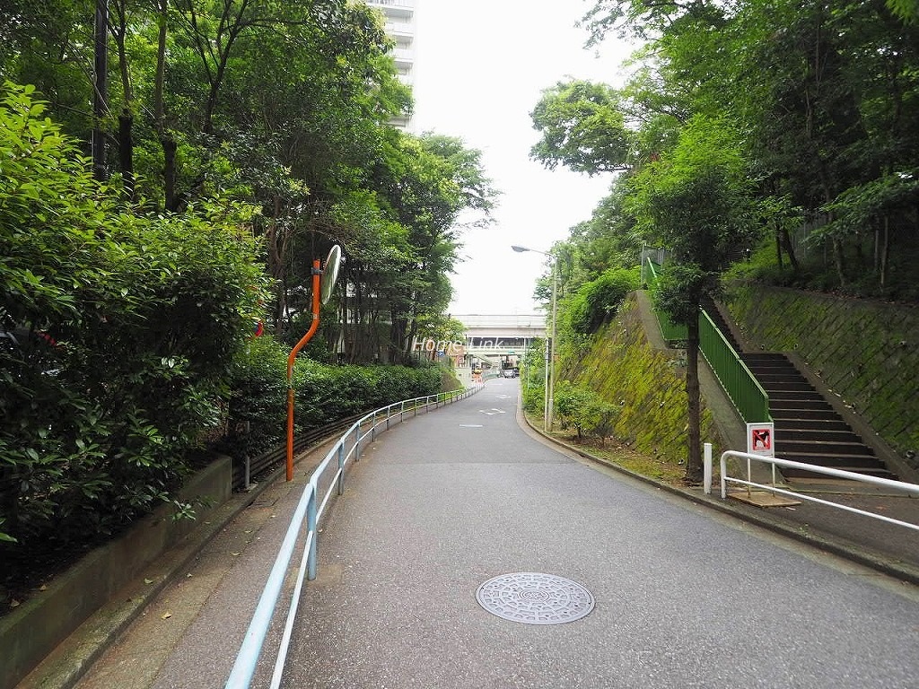 サンシティH棟 前面道路