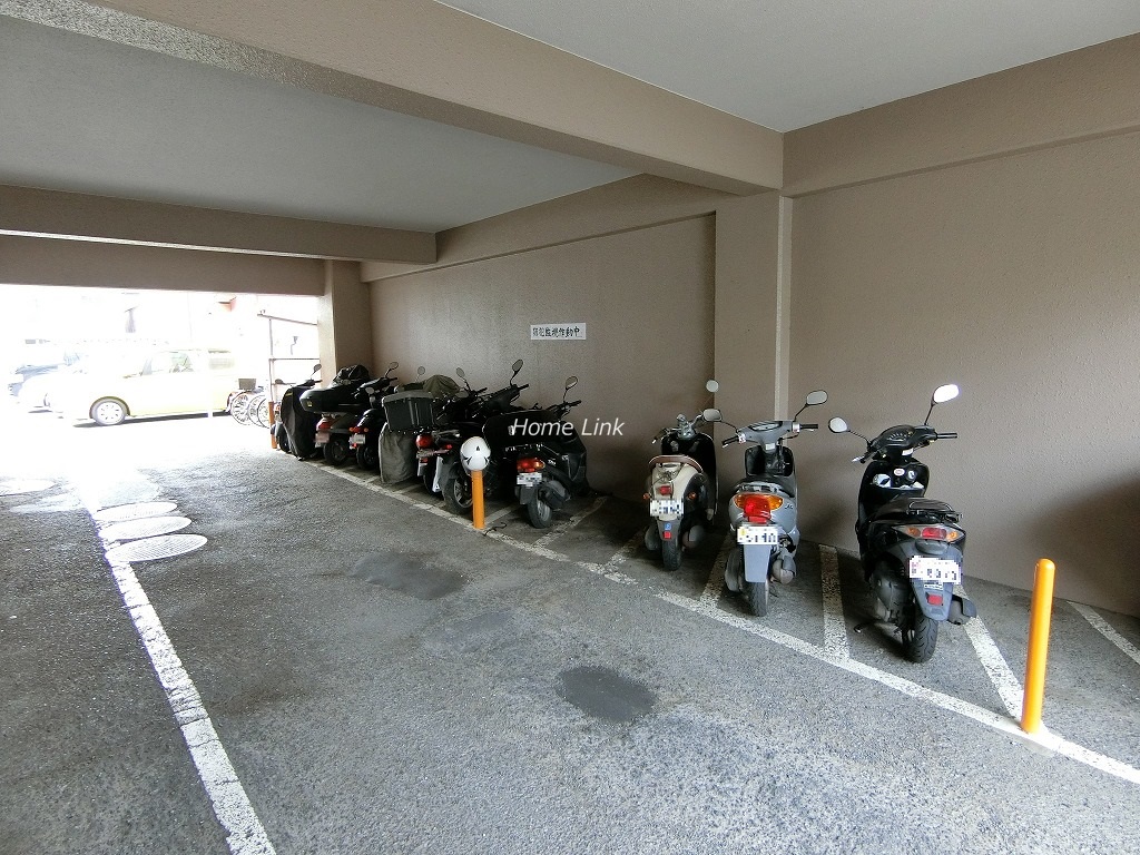 シャルム朝日　バイク置場