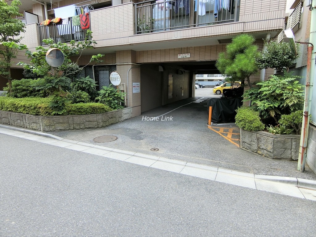 シャルム朝日　駐車場出入口