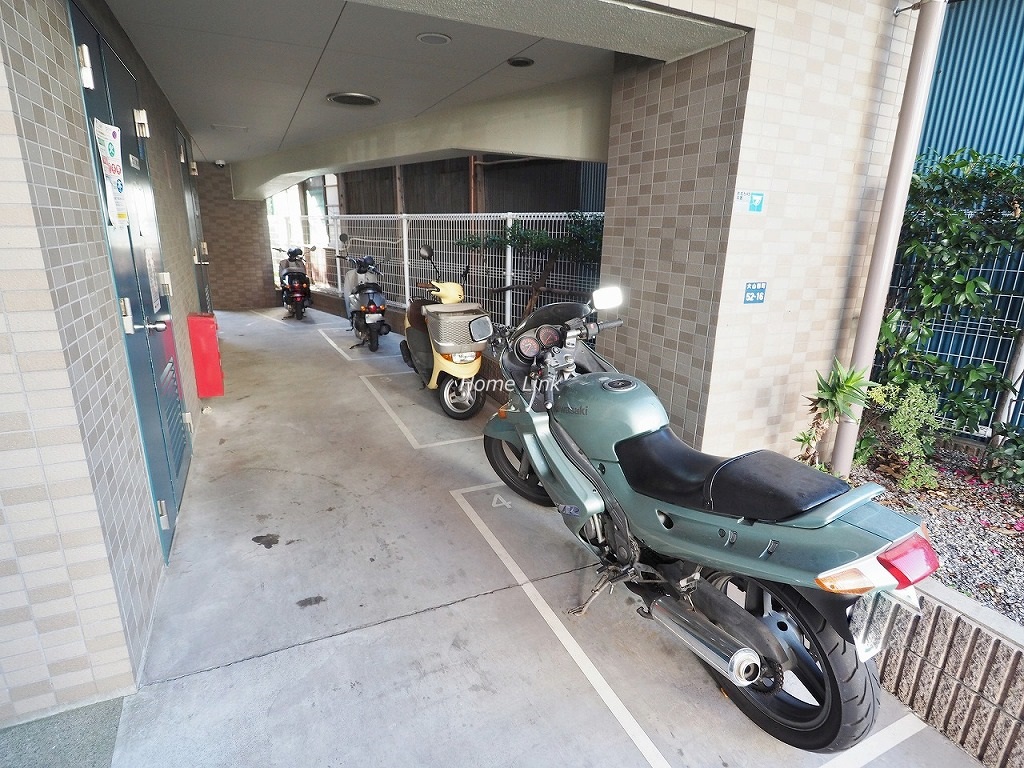 ゼファー大山ファムエール バイク置場