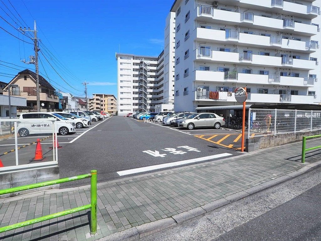 パシフィック武蔵野台ニューハイツ 駐車場出入口