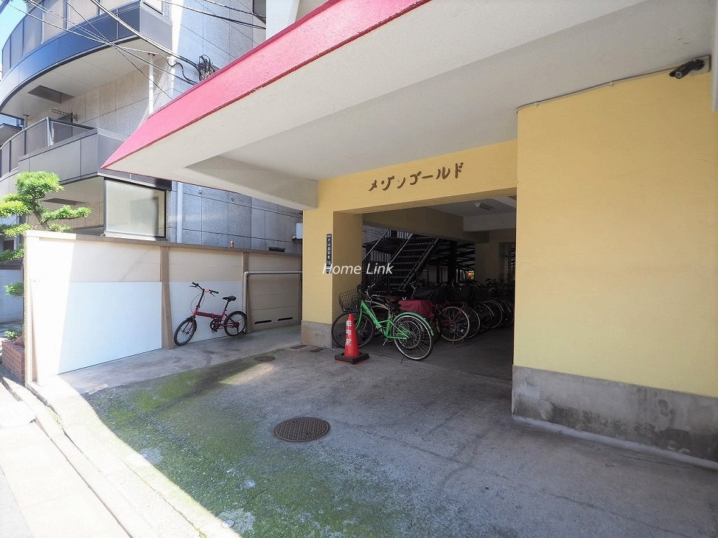 メゾンゴールド　駐輪場出入口