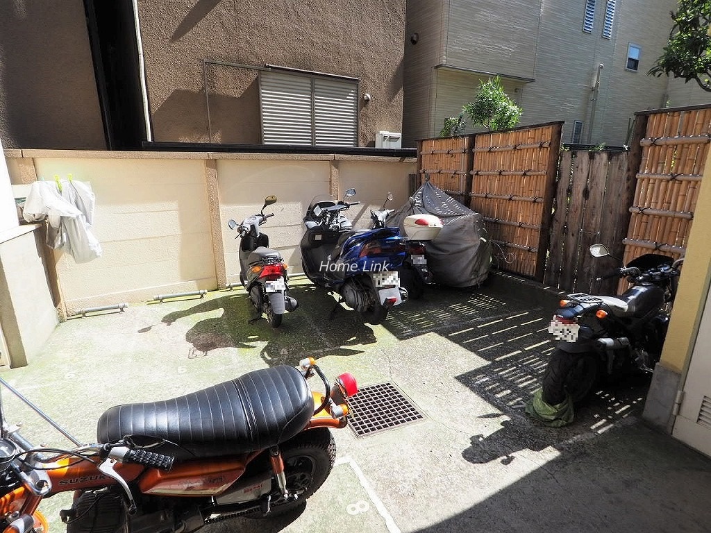 メゾンゴールド　バイク置場