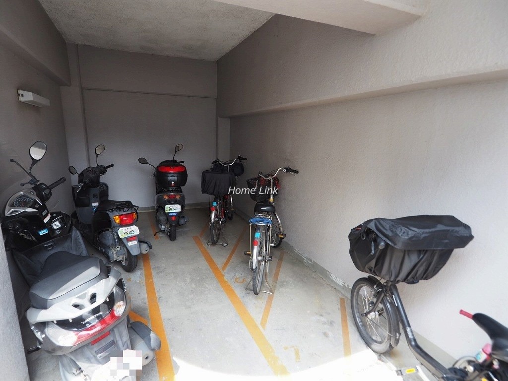 シャルマンコーポ朝霞　バイク置場