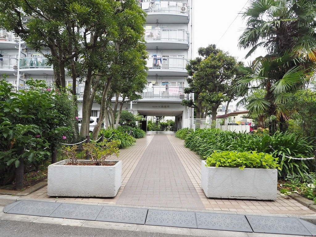 ハイラーク高島平 エントランス前アプローチ