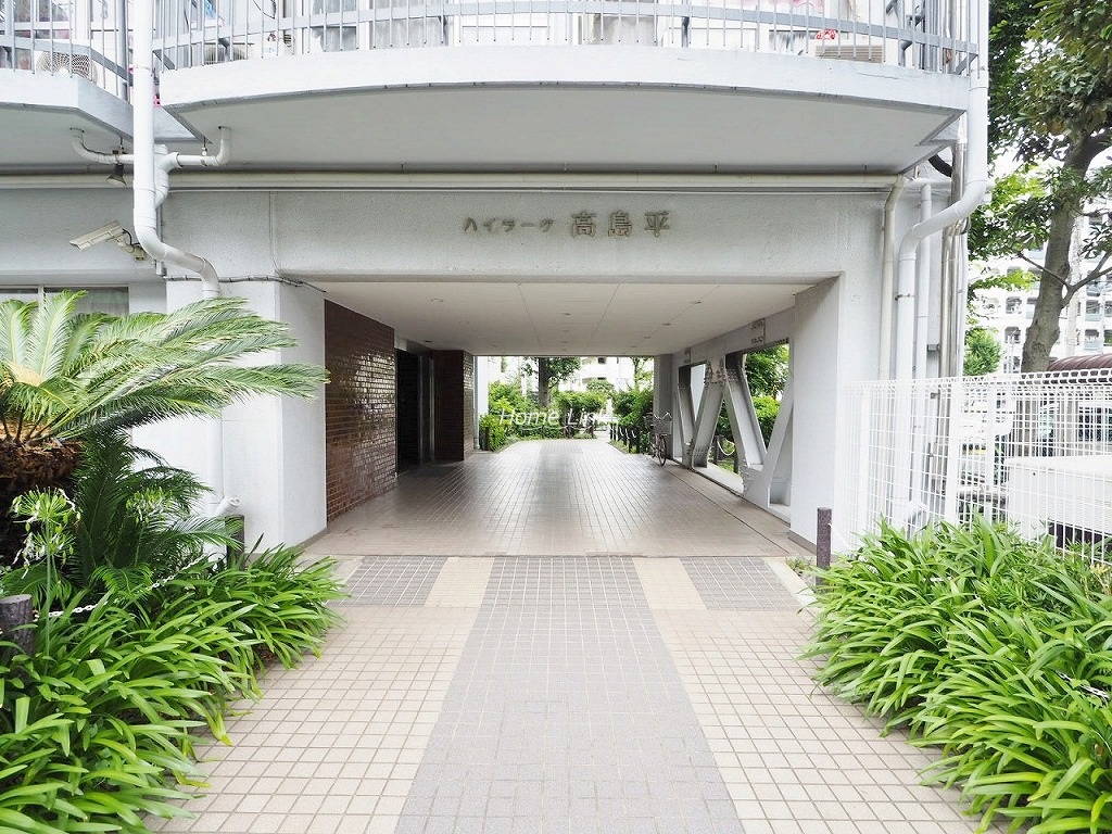ハイラーク高島平 エントランス前