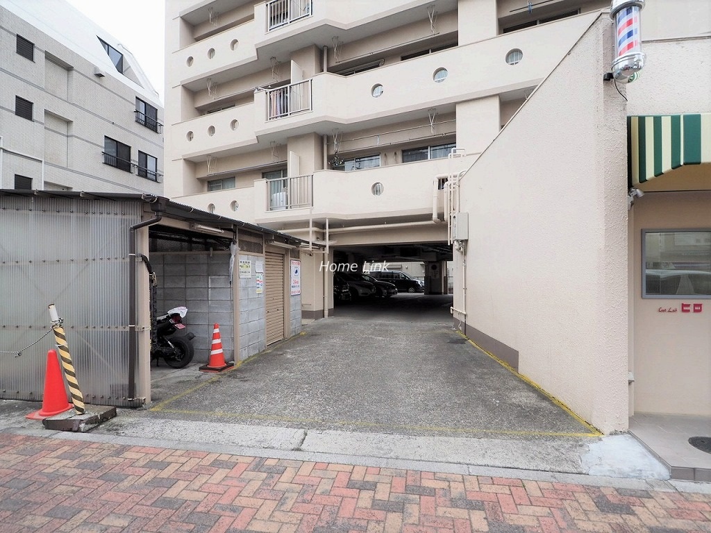 蓮根台ダイヤモンドマンション　駐車場出入口