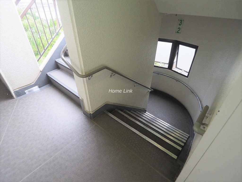 シャルム見次公園　共用部階段