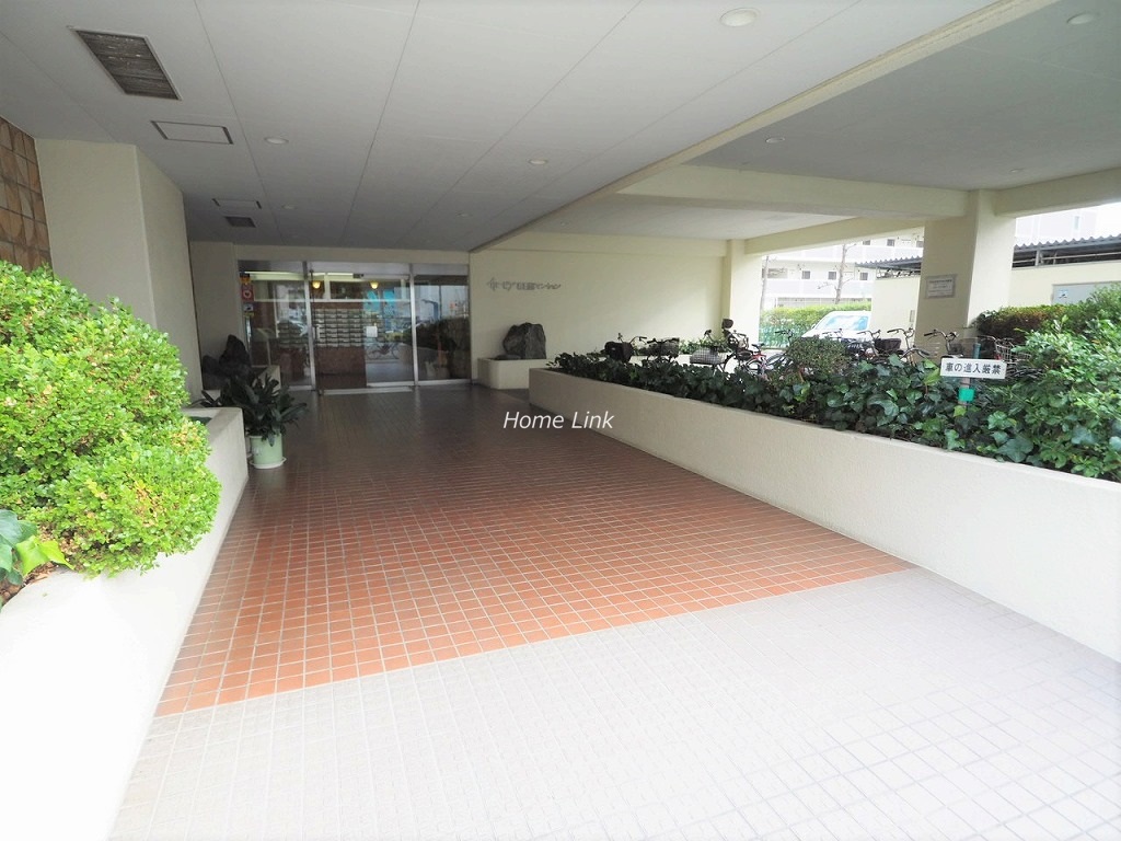 イトーピア春日部マンション エントランス前