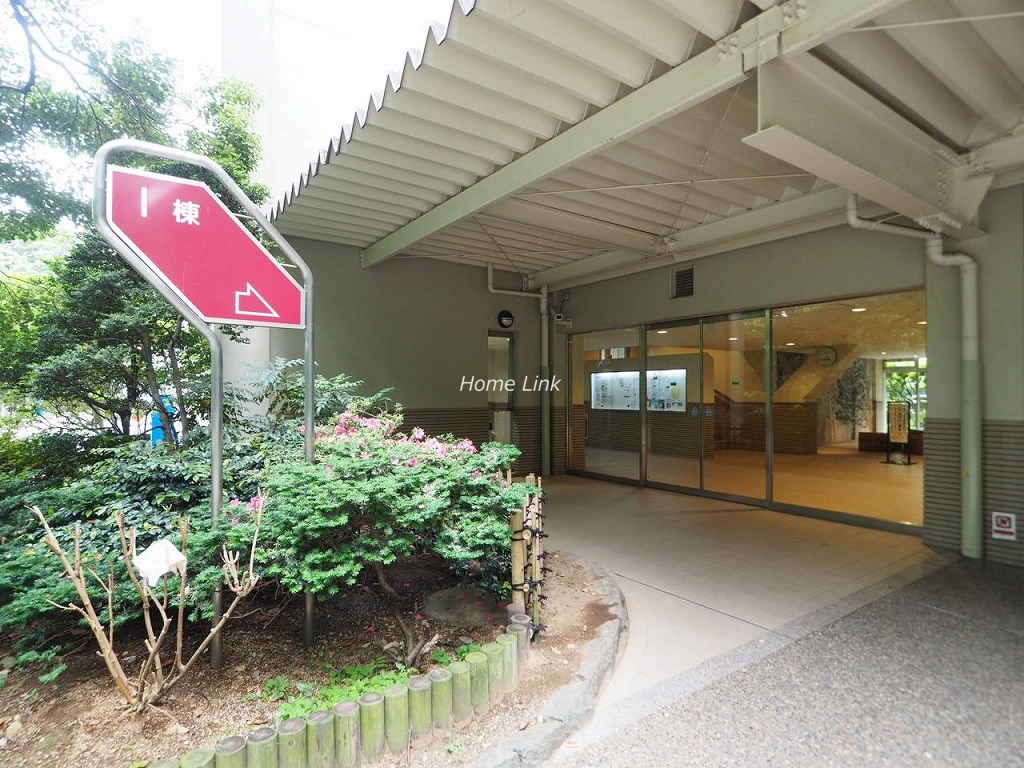 サンシティ Ｉ棟　エントランス前