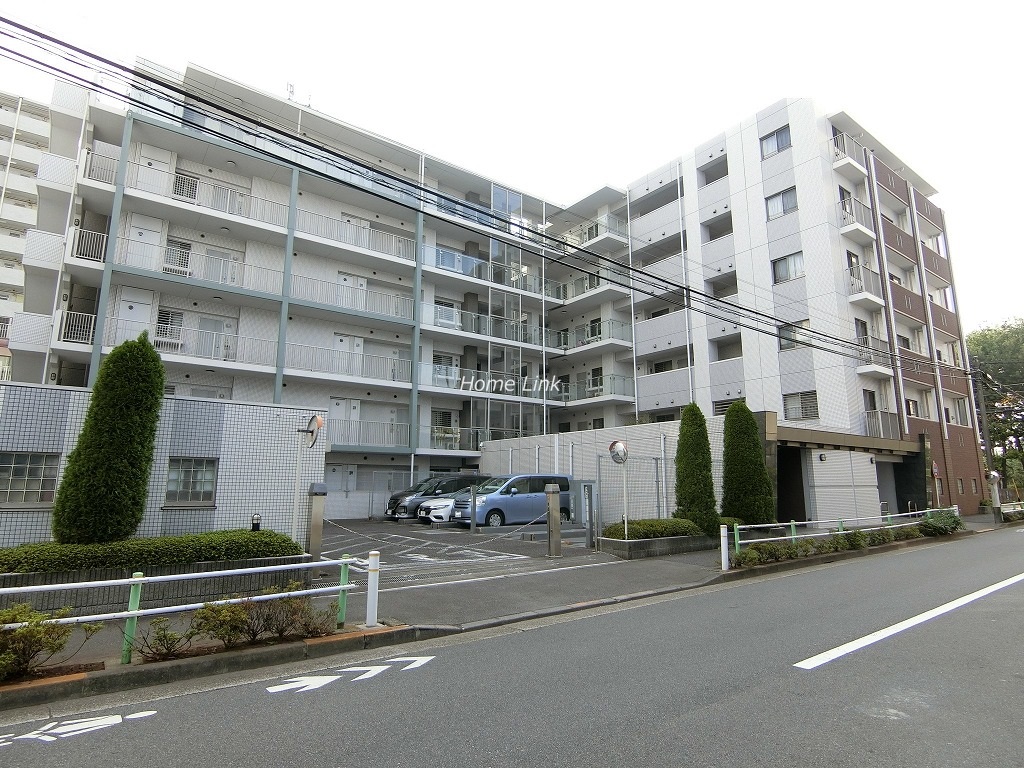 ファミール西台 駐車場出入口