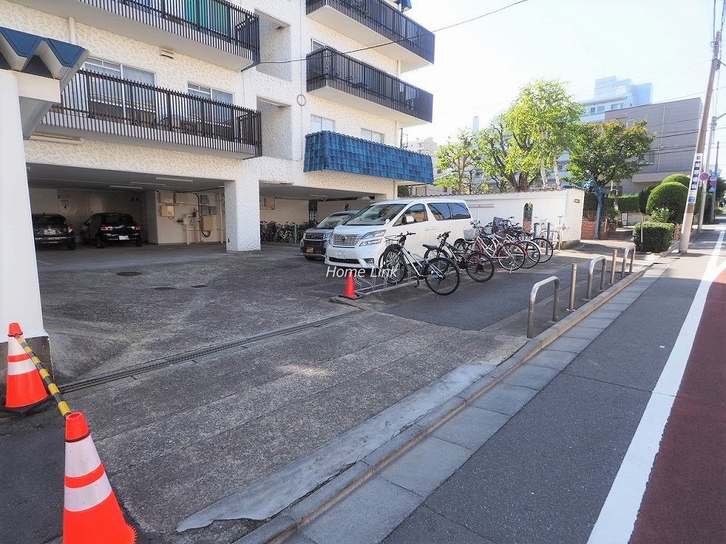 秀和大山レジデンス 駐車場出入口