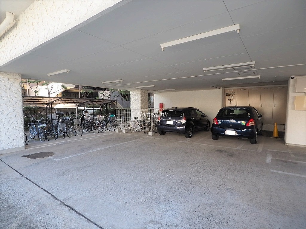 秀和大山レジデンス 駐車場