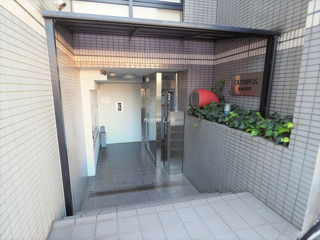 オリンポス板橋栄町　エントランス前