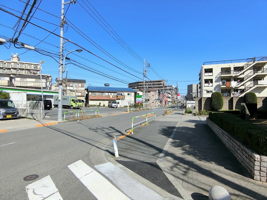 ザ・クレストリヴァシス　前面道路