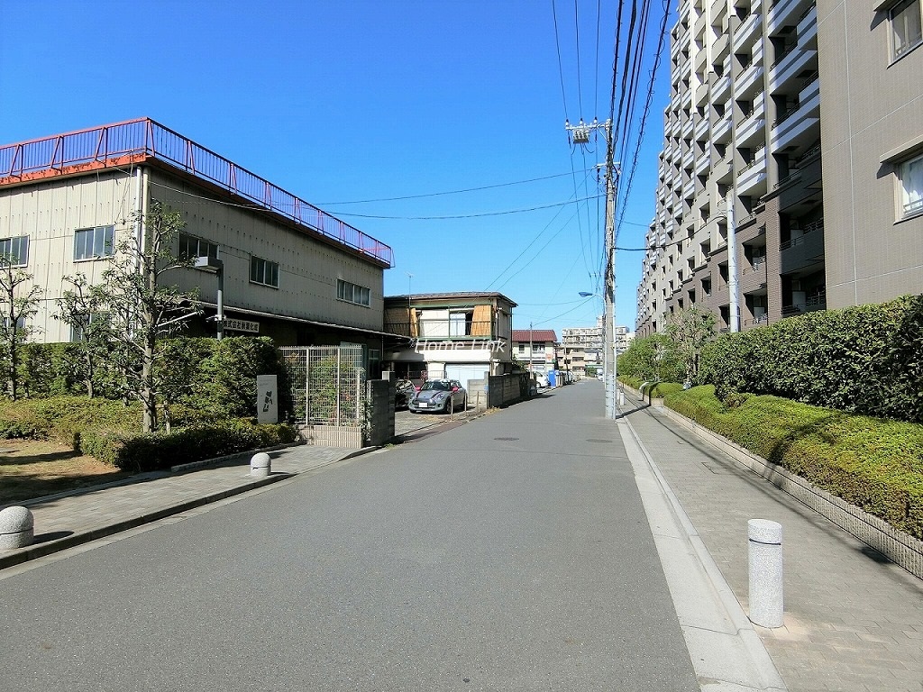 ザ・クレストリヴァシス　前面道路