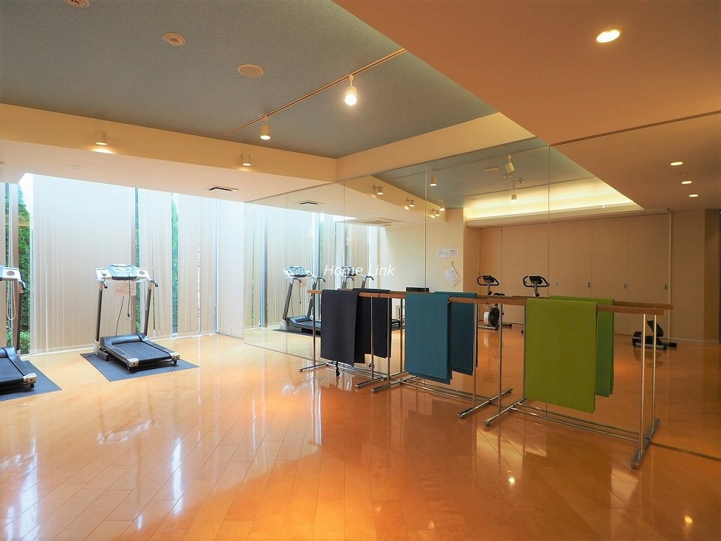 ザ・クレストリヴァシス　フィットネススタジオ