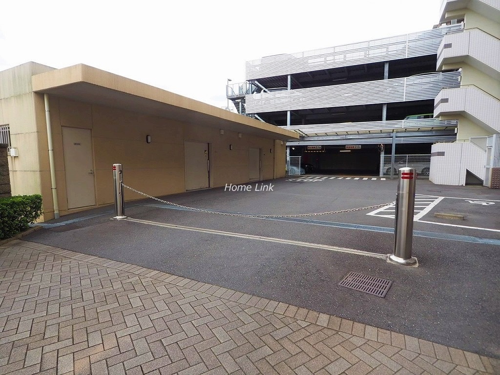 ザ・クレストリヴァシス　駐車場出入口