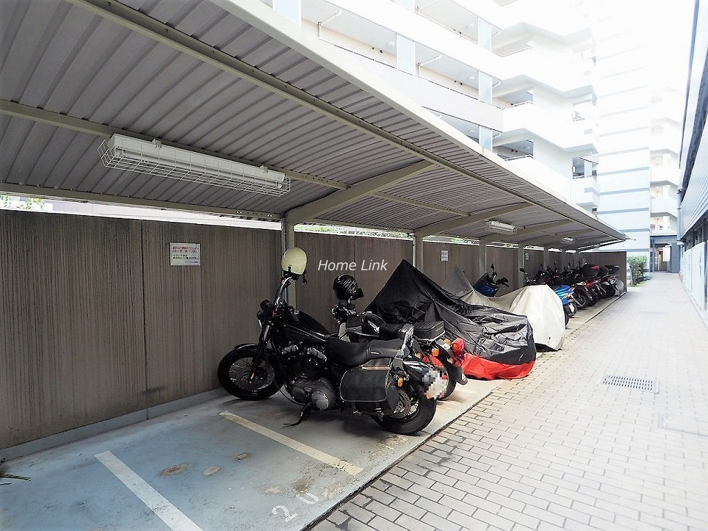 ザ・クレストリヴァシス　バイク置場