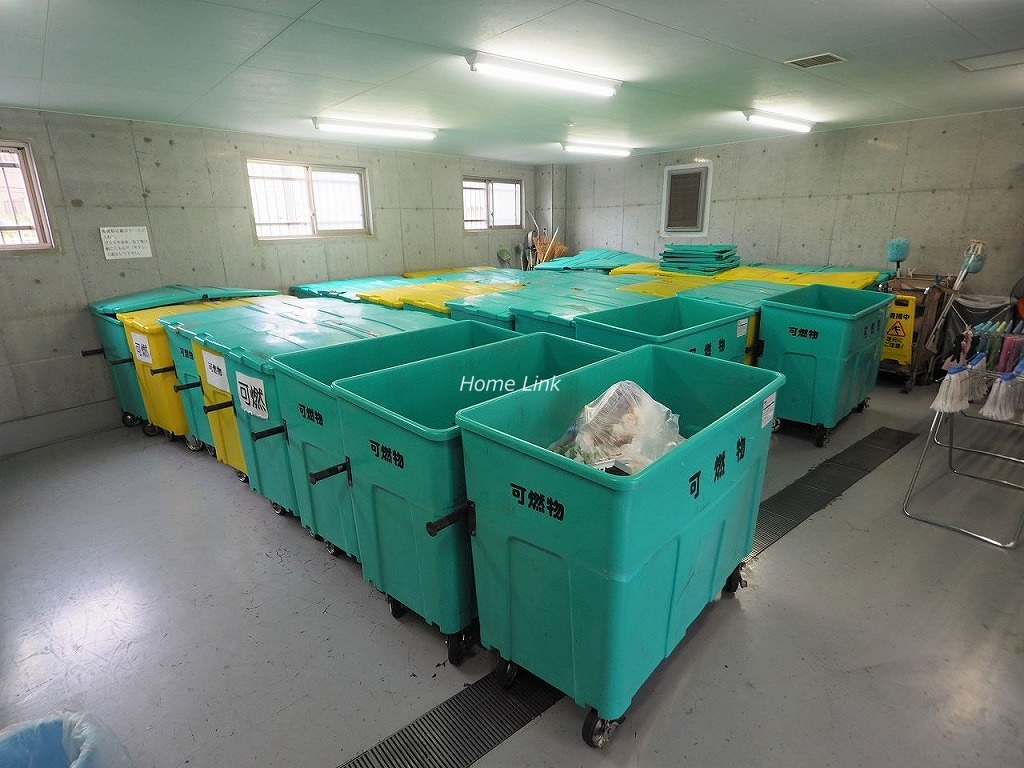 ザ・クレストリヴァシス　ゴミ置場