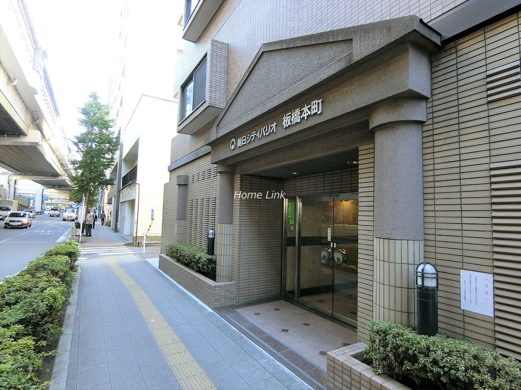 朝日シティパリオ板橋本町　エントランス前